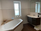ein modernes Bad mit Badewanne, Dusche + WC erwartet Sie in der Rosenblüte - Foto: Anna-Sophia & Karsten Werther