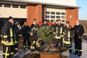 die Kameraden der Freiwilligen Feuerwehr Mücheln beim II. Neujahrsfeuer