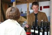 Geiseltalseewinzer Lars Reifert erklärt seine Weine - 12. Sachsen-Anhalt-Tag  Foto: Gabi Damnig