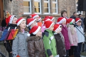 die Grundschüler mit ihren Weihnachtsmannmützen